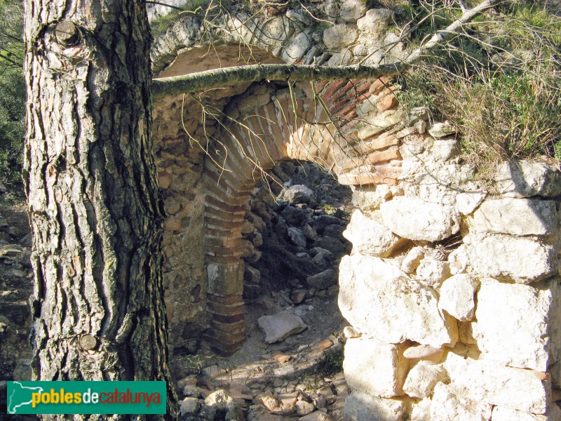 El Montmell - Restes del poble del Montmell (Foto: Albert Esteves, 2006) El Montmell - Restes del poble del Montmell