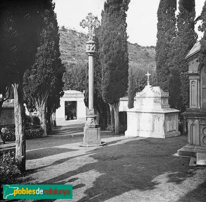 Girona - Cementiri. Creu Bonica (Foto: <i>Josep Salvany -Fons Salvany. Biblioteca de Catalunya-</i>, 1914) Girona - Cementiri. Creu Bonica