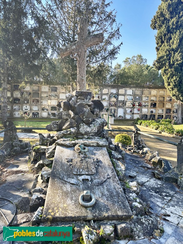 Llagostera - Cementiri. Sepulcre Vidal de Llobatera (Foto: Albert Esteves, 2025) Llagostera - Cementiri. Sepulcre Vidal de Llobatera