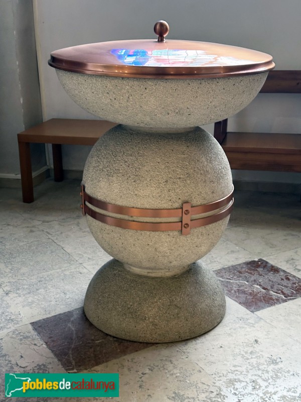 Vallirana - Església de Sant Mateu. Pica baptismal