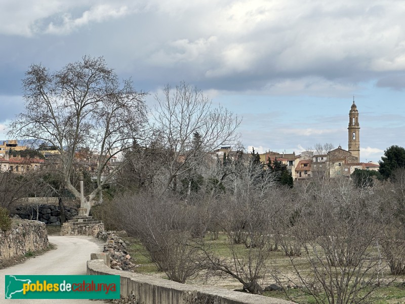 Alforja - Creu de Pedra, a mà esquerra i el poble, al fons