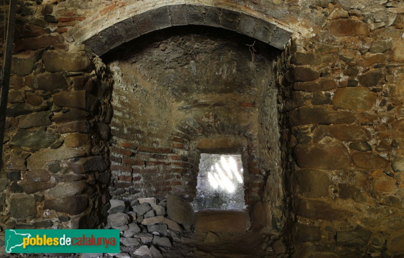 Alforja - Nevera del Ginoteta (Foto: <i>Rogelio Portal Tejo CC BY-SA 4.0</i>, 2015) Alforja - Nevera del Ginoteta