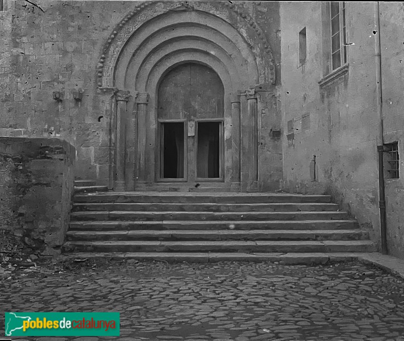 Girona - Sant Pere de Galligants. Portada (Foto: Joaquim Guitert Fontserè, inicis segle XX) Girona - Sant Pere de Galligants. Portada