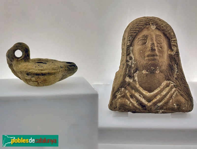 Llàntia d'oli i antefixa procedents de la vil·la romana del barranc de Sales