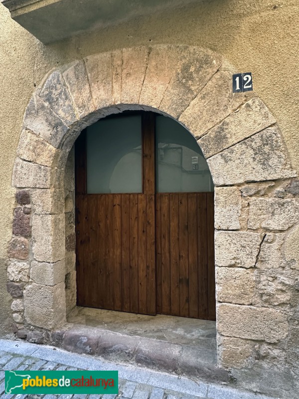 Vilaplana - Portal adovellat de 1596 (Foto: Albert Esteves, 2025) Vilaplana - Portal adovellat de 1596