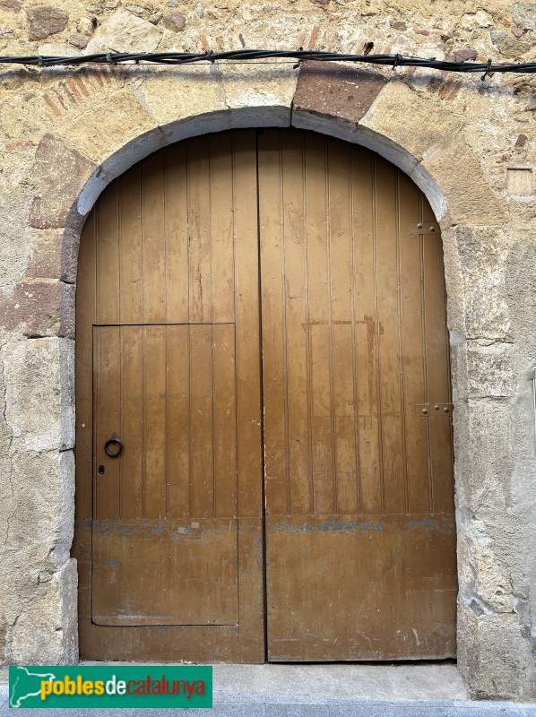 Vilaplana - Portal adovellat (Foto: Albert Esteves, 2025) Vilaplana - Portal adovellat