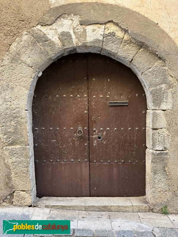 Vilaplana - Portal adovellat (Foto: Albert Esteves, 2025) Vilaplana - Portal adovellat