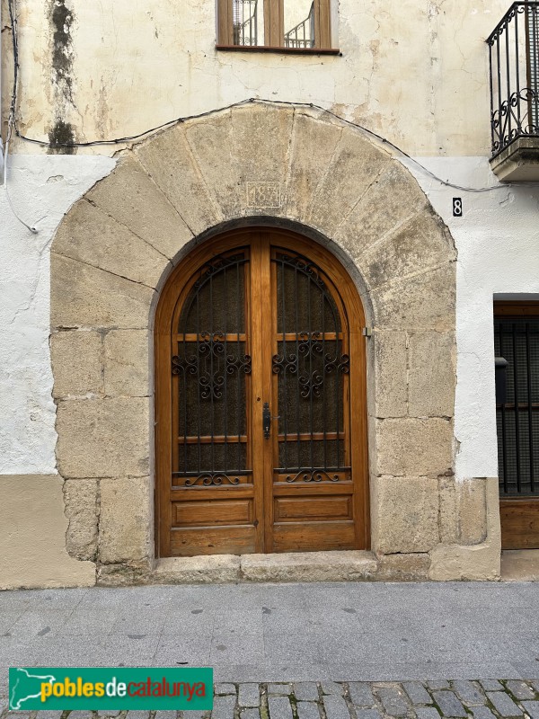 Vilaplana - Portal adovellat (Foto: Albert Esteves, 2025) Vilaplana - Portal adovellat