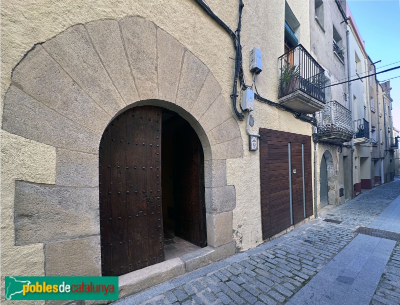 Vilaplana - Portal adovellat (Foto: Albert Esteves, 2025) Vilaplana - Portal adovellat