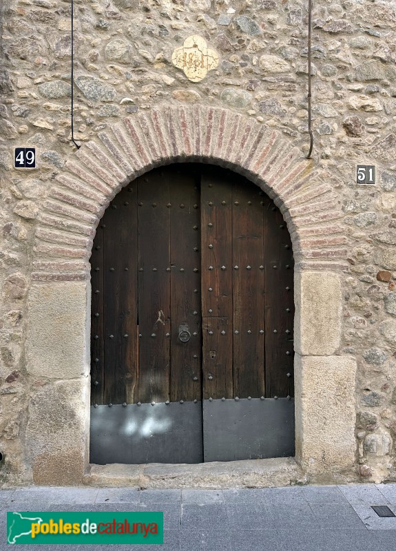 Vilaplana - Nucli antic. Portal amb arc de maons