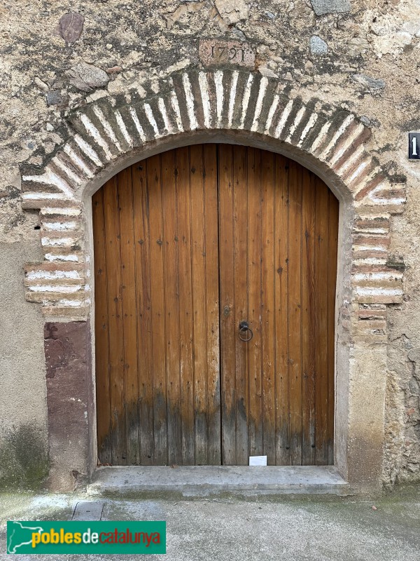 Vilaplana - Nucli antic. Portal amb arc de maons