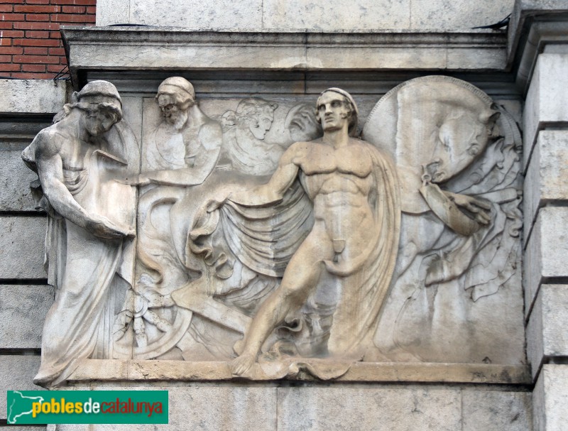 Girona - Edifici de Correus. Relleu de Frederic Marès