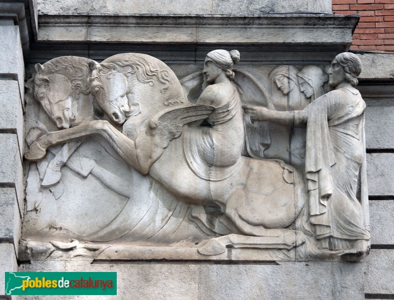 Girona - Edifici de Correus. Relleu de Frederic Marès