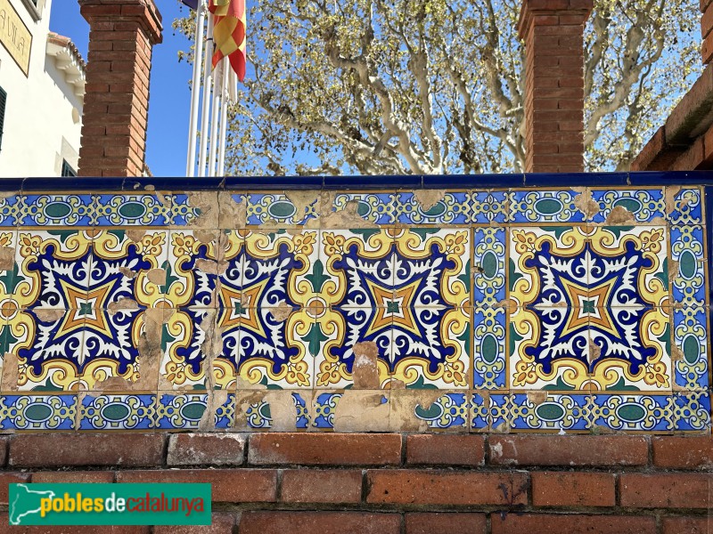 Sant Vicenç de Montalt - Can Baró (Casa de la Vila). Mosaic als porxos