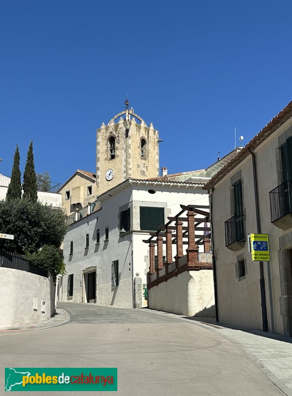 Sant Vicenç de Montalt - Can Baró, amb els porxos, a mà dreta