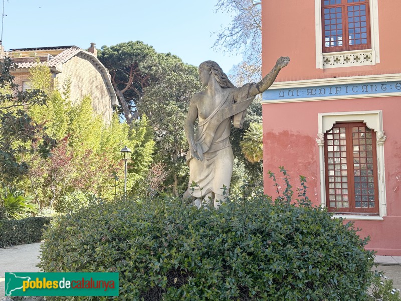 Sant Andreu de Llavaneres - Can Alfaro. Escultura al jardí