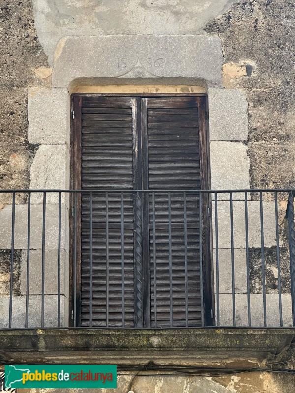 Fornells de la Selva - Carrer de Sant Cugat. Finestra de 1586