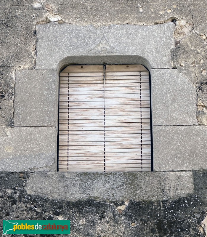 Fornells de la Selva - Carrer de Sant Cugat. Finestra del segle XVI-XVII