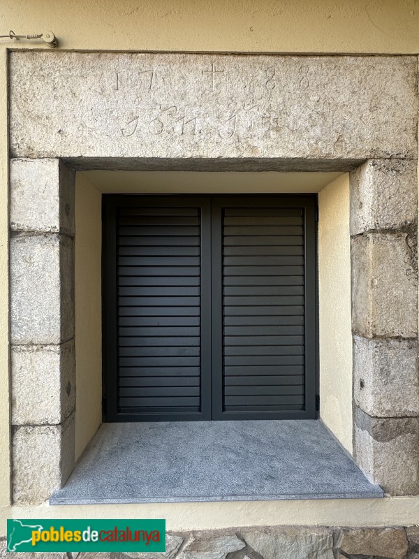 Fornells de la Selva - Carrer de Sant Cugat. Finestra de 1788