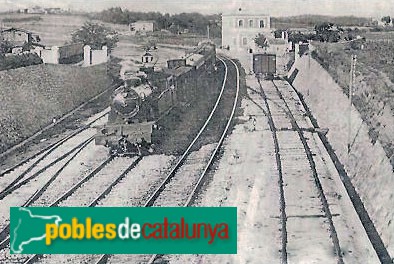 Fornells de la Selva - Un tren passant per l'estació. Postal antiga Fornells de la Selva - Un tren passant per l'estació. Postal antiga