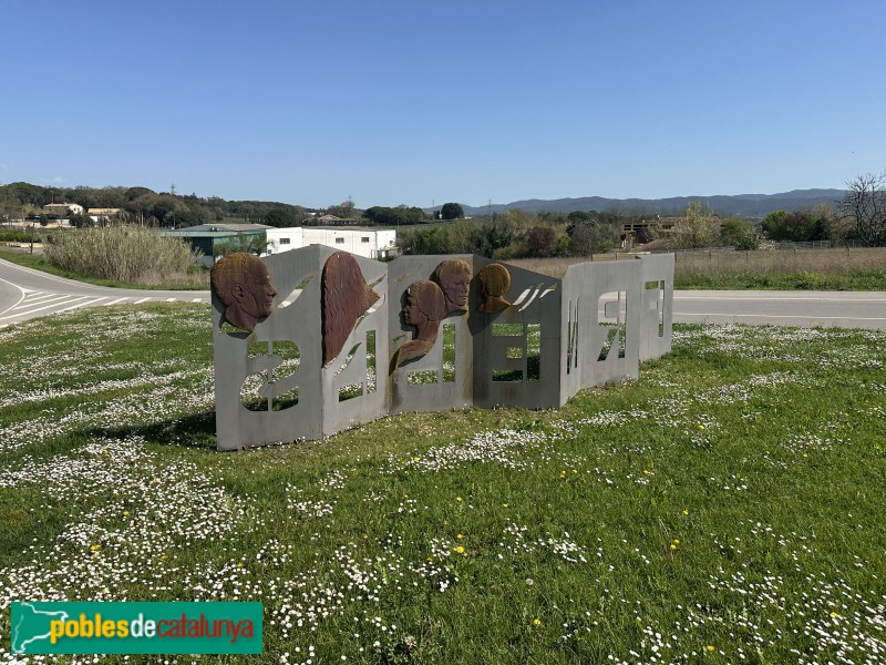 Fornells de la Selva - Escultura <i>Fornells</i> (Foto: Albert Esteves, 2025) Fornells de la Selva - Escultura <i>Fornells</i>