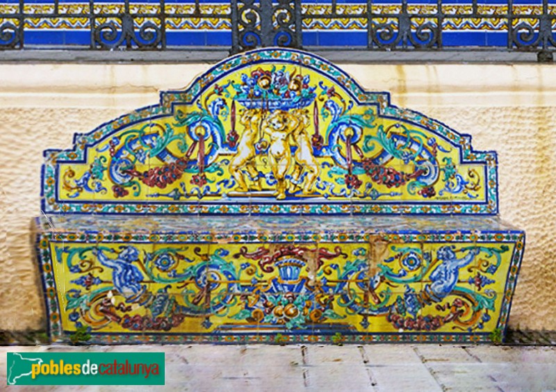 Sant Vicenç de Montalt - Casa Sans. Banc recobert de ceràmica