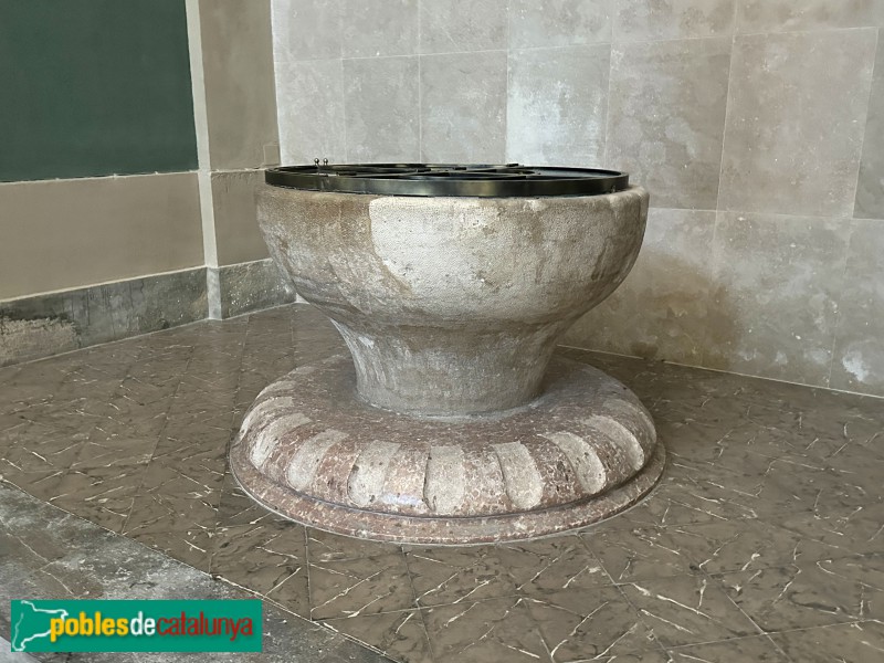 Mont-roig del Camp - Església Nova de Sant Miquel. Pica baptismal