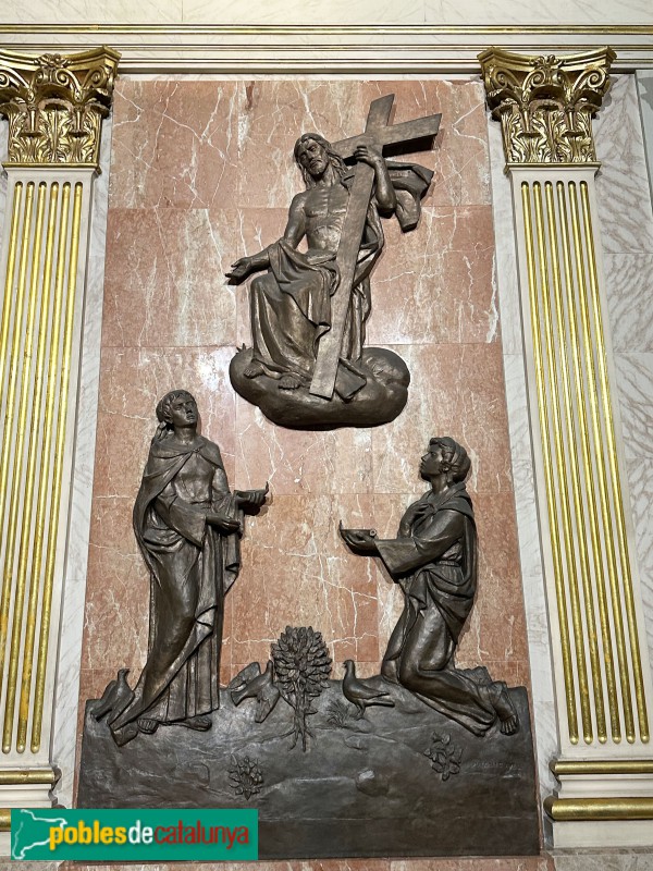 Mataró - Basílica de Santa Maria. Capella de les Santes. Relleus de Jordi Puiggalí (Foto: Albert Esteves, 2025) Mataró - Basílica de Santa Maria. Capella de les Santes. Relleus de Jordi Puiggalí