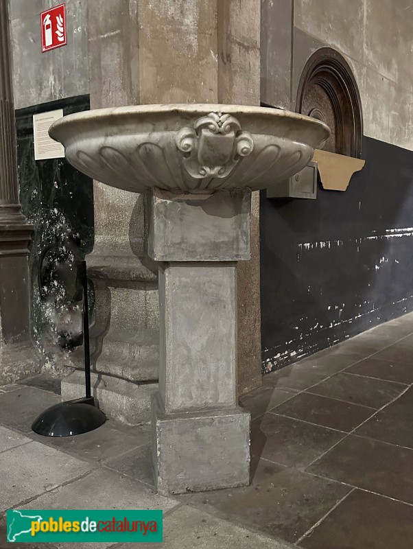 Mataró - Basílica de Santa Maria. Pica beneitera del segle XVI