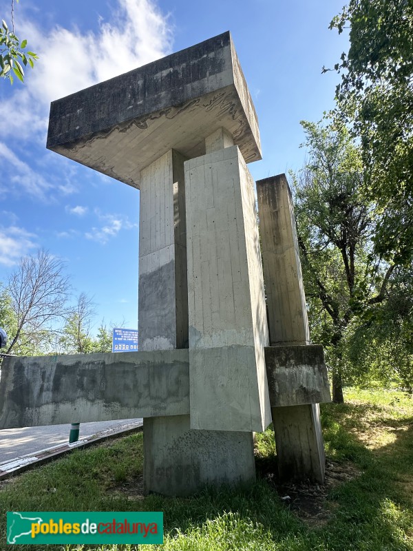 Subirats -Escultura <i>L'edat del formigó</i>. Autopista AP-7