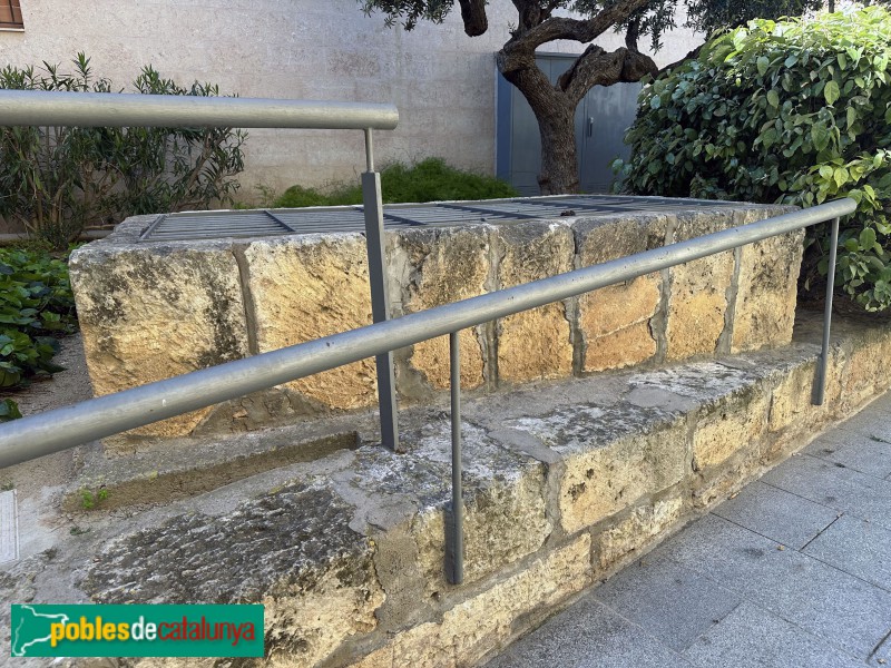 Vila-seca - Plaça de l'Església. Antic pou (Foto: Albert Esteves, 2025) Vila-seca - Plaça de l'Església. Antic pou