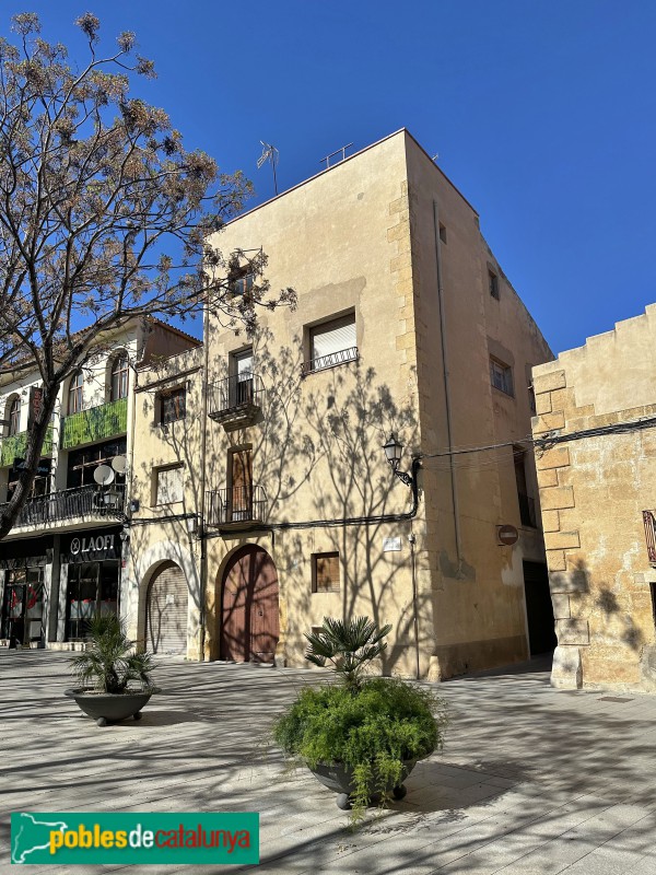 Vila-seca - Plaça de l'Església. Torre de Ca Poblet (Foto: Albert Esteves, 2025) Vila-seca - Plaça de l'Església. Torre de Ca Poblet