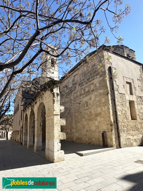 Vila-seca - Plaça de l'Església. Torre de l'Ardiaca i arcs de la Peixateria (Foto: Albert Esteves, 2025) Vila-seca - Plaça de l'Església. Torre de l'Ardiaca i arcs de la Peixateria