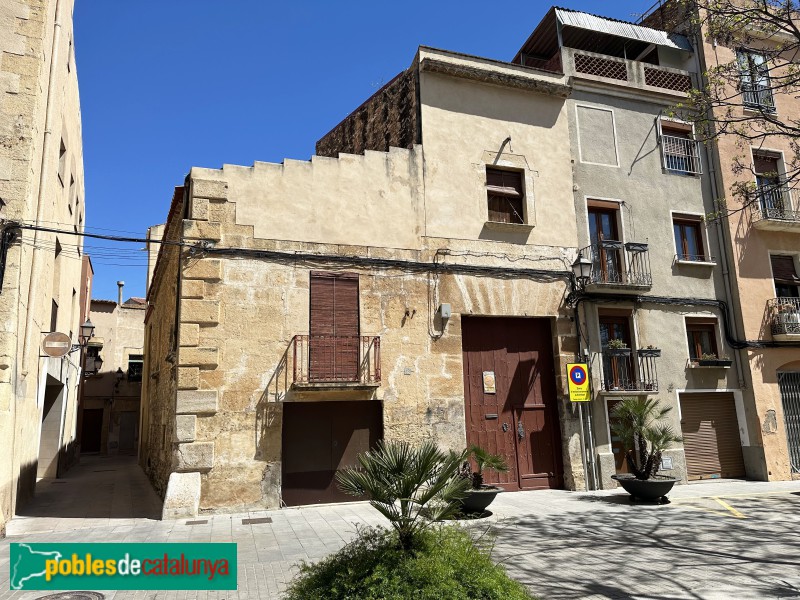 Vila-seca - Casa antiga a la plaça de l'Església (Foto: Albert Esteves, 2025) Vila-seca - Casa antiga a la plaça de l'Església