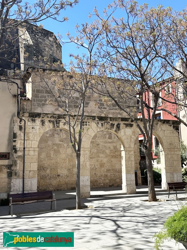 Vila-seca - Plaça de l'Església. Arcades de l'antiga Peixateria (Foto: Albert Esteves, 2025) Vila-seca - Plaça de l'Església. Arcades de l'antiga Peixateria