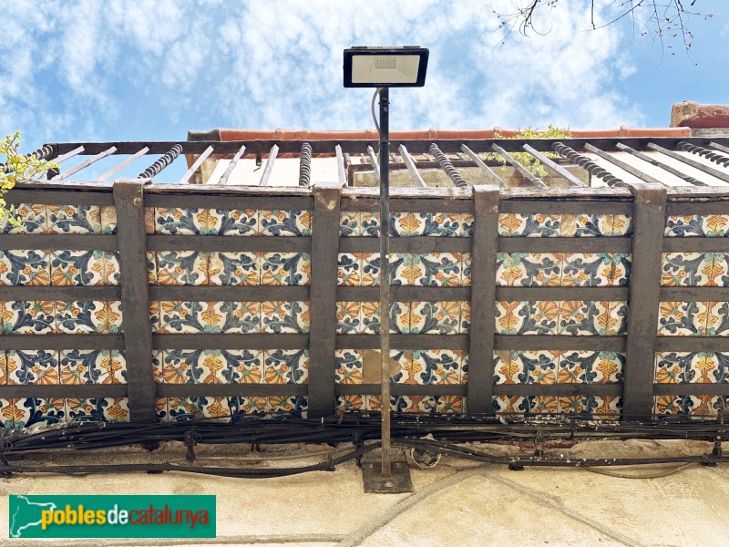 Mataró - Can Caralt. Rajoles del balcó