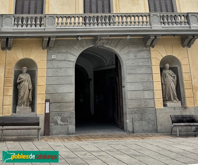 Mataró - Casa de la Vila. Escultures de la Prudència i la Justícia