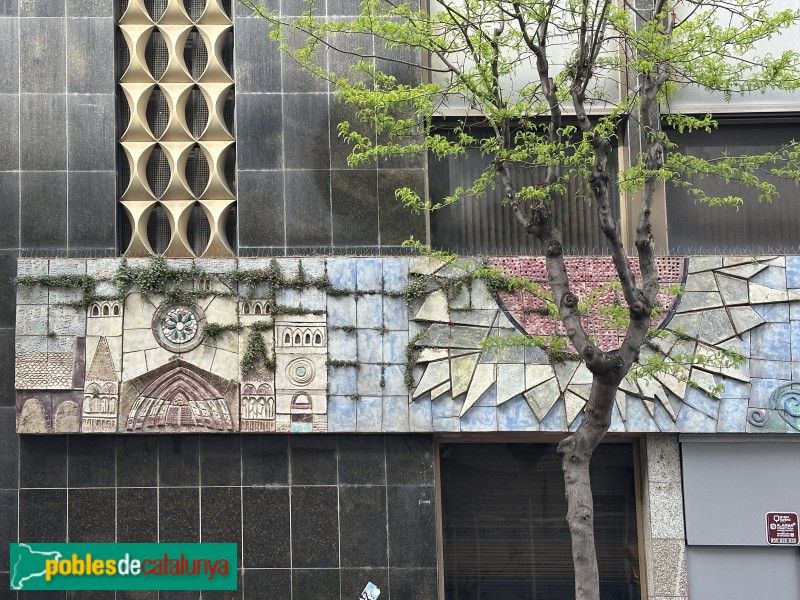Tarragona - Edifici Caixa Tarragona. Mural ceràmic de Julio Bono