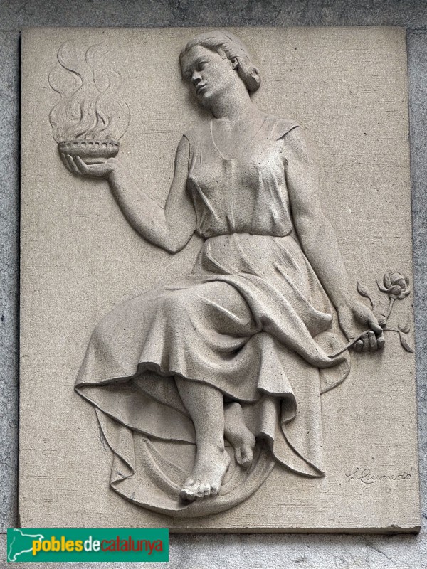 Mataró - Edifici Creu Blanca. Relleu