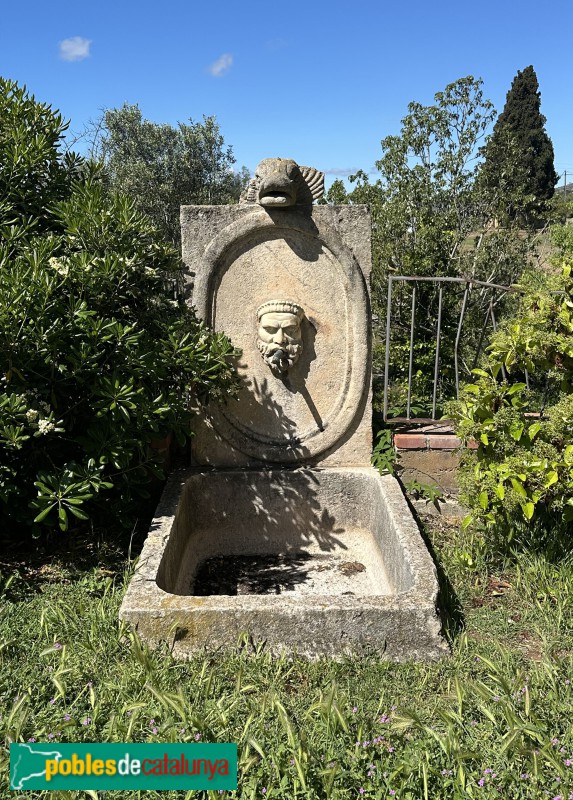 Vilanova i la Geltrú - Masia d'en Cabanyes. Font del jardí (Foto: Albert Esteves, 2025) Vilanova i la Geltrú - Masia d'en Cabanyes. Font del jardí