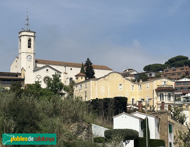 Caldes d'Estrac - Can Gili, amb l'església al darrere