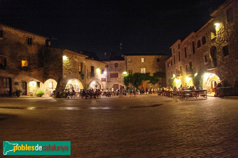 Monells - Plaça Major a la nit