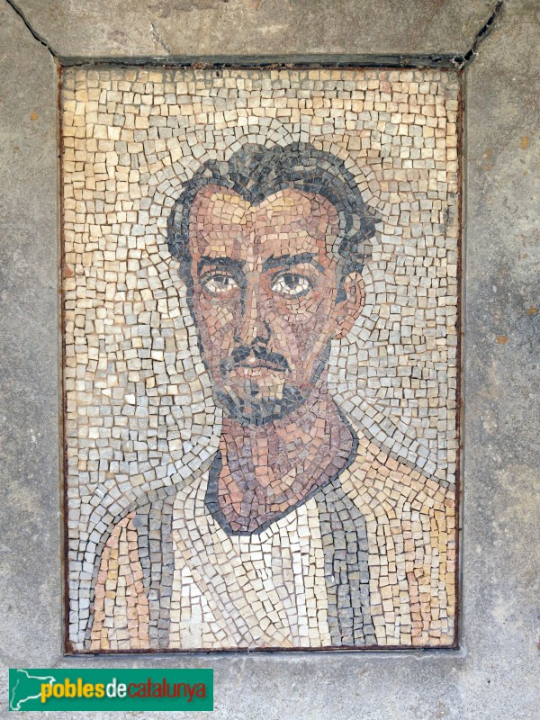 Cementiri del Vendrell, autorretrat a la tomba de Santiago Padrós