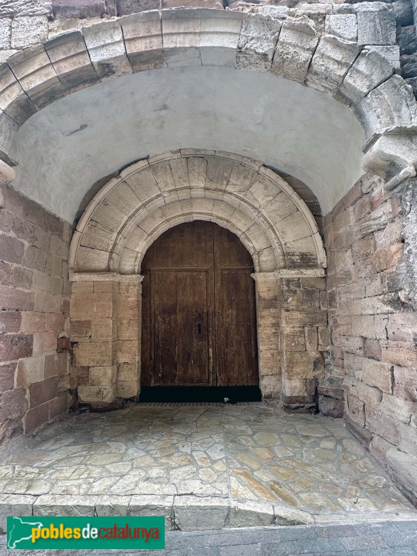 Prades - Església de Santa Maria. Porta falsa