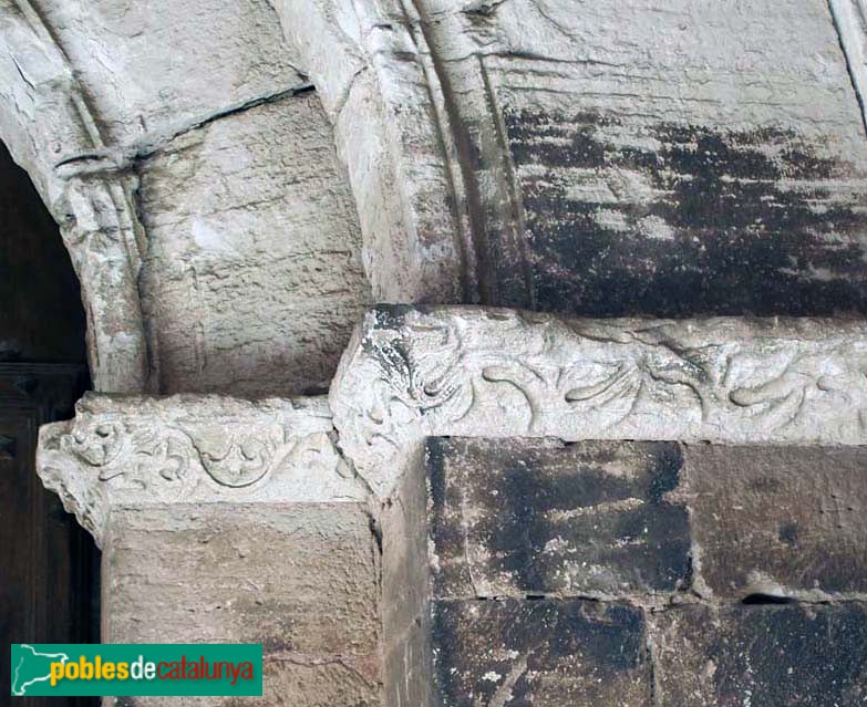 Prades - Església de Santa Maria. Porta falsa. Detall de les impostes