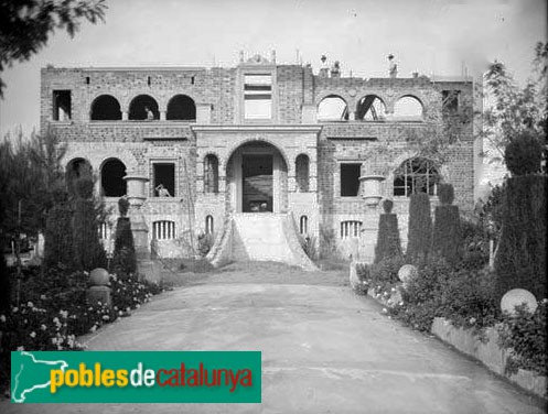 Sant Feliu de Llobregat - Torre Pins d'Or, en construcció (Foto: <i>Carles Fargas -Arxiu Fotogràfic Centre Excursionista de Catalunya-</i>, 1932) Sant Feliu de Llobregat - Torre Pins d'Or, en construcció