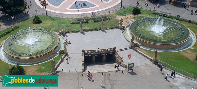 Barcelona - Plaça Catalunya. Les estàtues de pedra