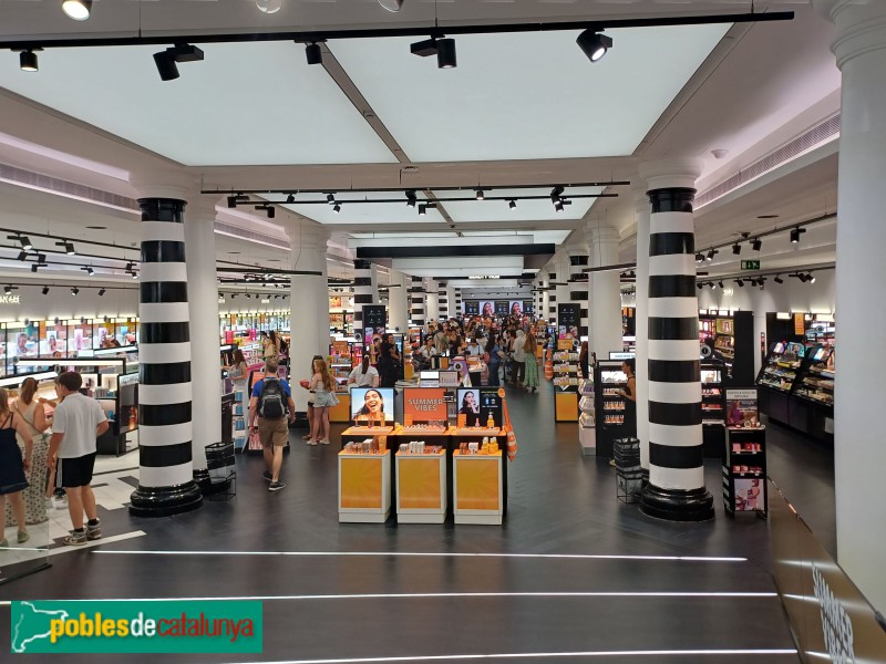 Barcelona - El Triangle, Columnes de l'antiga Avinguda de la Llum (Foto: Sergi Suárez, 2025) Barcelona - El Triangle, Columnes de l'antiga Avinguda de la Llum