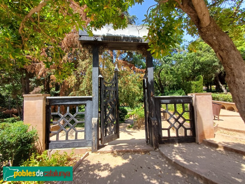 Barcelona - Jardins del Laberint d'Horta. Porta xinesa