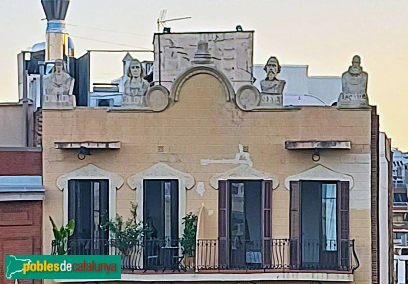 Barcelona - Gran de Gràcia, 7. Busts a la façana
